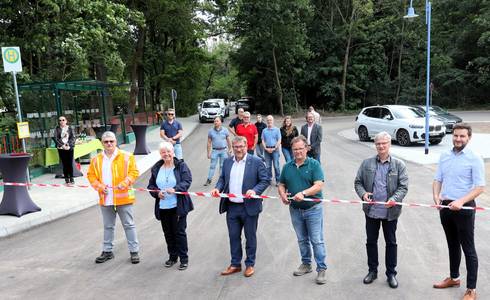 Feierlicher Scherenschnitt für die Buswendeschleife in Elbenau. © Stadt Schönebeck (Elbe) Feierlicher Scherenschnitt für die Buswendeschleife in Elbenau.
