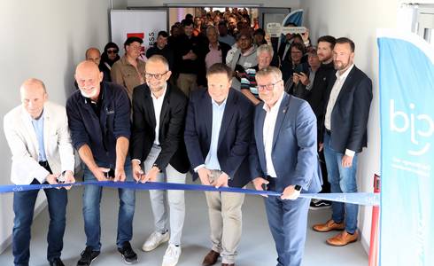 Gaben gemeinsam den Anbau frei (v.l.): Michael Stange (technische Bereichsleiter Ed. Züblin AG), Ralf Hitzing (Vertretung der Werkstattleitung), Samuel Breisacher (Vorstandsmitglied CJD), Andreas Demuth (Gesamtleiter CJD Sachsen-Anhalt) und Bert Knoblauch (Oberbürgermeister Stadt Schönebeck).