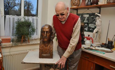 Dario Paini hat in Schönebeck gelebt und war seinerzeit ein bekannter Zauberkünstler.Dario Malkowski hatte eine Büste seines Großvaters. © Archiv Zauberkunst Günzel/Volksstimme Dario Paini hat in Schönebeck gelebt und war seinerzeit ein bekannter Zauberkünstler.Dario Malkowski hatte eine Büste seines Großvaters.