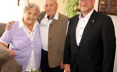 Oberbürgermeister Bert Knoblauch gratulierte Rita und Dieter Mrozek zur Gnadenhochzeit. © Stadt Schönebeck (Elbe) Oberbürgermeister Bert Knoblauch gratulierte Rita und Dieter Mrozek zur Gnadenhochzeit.
