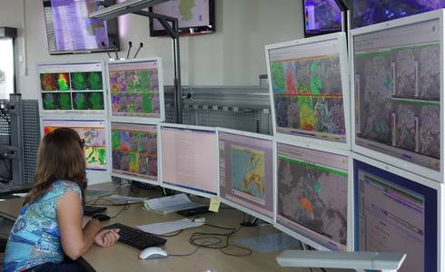 Aktuelle Wettermeldungen, Computervorhersagen für die nächsten zehn Tage und viel persönliche Erfahrung sind Grundlagen amtlicher Wetterwarnungen des DWD © DWD https://www.dwd.de/DE/presse/pressebilder/taetigkeiten_node.html