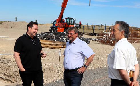Stefan Rübner (l.), Geschäftsführer und Gesellschafter der Plantan GmbH, im Gespräch mit Oberbürgermeister Bert Knoblauch und Wirtschaftsförderer Sven Ellert.