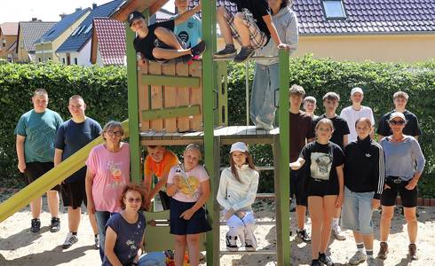 Schüler der 5. bis 9. Klassen der Sekundarschule Fritz Heicke aus Gommern hatten am Donnerstag den "Sozialen Tag" als Projekttag. Dabei räumten sie fleißig den Spielplatz auf und reinigten die Flächen. © Stadt Schönebeck (Elbe) Schüler der 5. bis 9. Klassen der Sekundarschule Fritz Heicke aus Gommern hatten am Donnerstag den "Sozialen Tag" als Projekttag. Dabei räumten sie fleißig den Spielplatz auf und reinigten die Flächen.