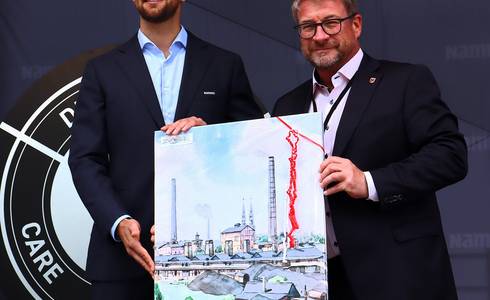 Oberbürgermeister Bert Knoblauch gratulierte Geschäftsführer Alexander Wilhelm zur Einweihung der neuen Fertigungshalle.