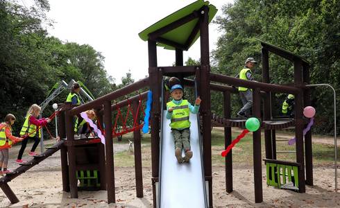 Die Spielgeräte wurden von den Kindern der Kita Schlupfwinkel gleich nach der Freigabe genutzt. © Stadt Schönebeck (Elbe) Die Spielgeräte wurden von den Kindern der Kita Schlupfwinkel gleich nach der Freigabe genutzt.