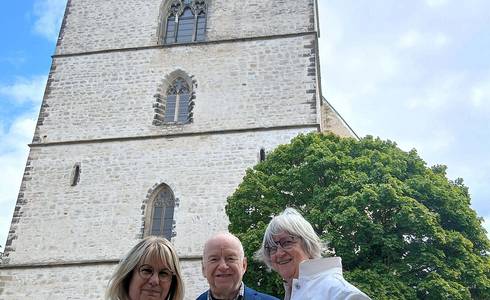 Symbolische Spendenübergabe mit (v.l.): Solepark-Leiterin Sibylle Schulz, Vereinsvorsitzender Wolf-Michael Feldbach und Anita Bader, Geschäftsführerin der Mitteldeutschen Kammerphilharmonie.