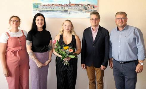 Beglückwünschten Angelina stein (M.) zur bestandenen Prüfung (v.l.): Personalratsvorsitzende Saskia Fröse, Sachbearbeiterin Personalentwicklung Alexandra Gutteck, Personalamtsleiter Markus Baudisch und Oberbürgermeister Bert Knoblauch.