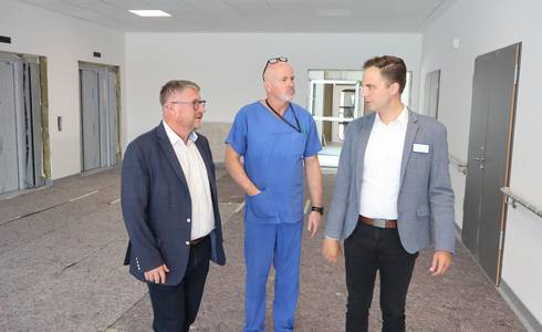 Begehung (v.l.): Bert Knoblauch, Oberbürgermeister der Stadt Schönebeck, Dr. med. Karl-Heinz Binias, Ärztlicher Direktor und Chefarzt der Klinik für Innere Medizin, Kardiologie und internistische Intensivmedizin am AMEOS Klinikum Schönebeck, und Michael Voland, Krankenhausdirektor am AMEOS Klinikum Schönebeck.