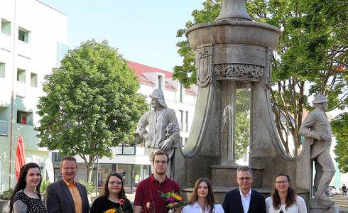 Alexandra Gutteck (l.), Sachbearbeiterin Personalentwicklung, Uwe Scholz (2.v.l.), stellvertretender Oberbürgermeister, Markus Baudisch (2.v.r.), Leiter Personalamt, und Saskia Fröse (r.), Personalratsvorsitzende, begrüßten Sophie Gehring, Jannik Salzborn und Svenja Eitze. © Stadt Schönebeck (Elbe) Alexandra Gutteck (l.), Sachbearbeiterin Personalentwicklung, Uwe Scholz (2.v.l.), stellvertretender Oberbürgermeister, Markus Baudisch (2.v.r.), Leiter Personalamt, und Saskia Fröse (r.), Personalratsvorsitzende, begrüßten Sophie Gehring, Jannik Salzborn und Svenja Eitze.