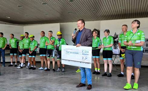 Uwe Scholz, stellvertretender Oberbürgermeister, präsentiert den Scheck über 12.900 Euro, die bei einem Charityevent in der weltrad manufactur gesammelt worden. © Stadt Schönebeck (Elbe) Uwe Scholz, stellvertretender Oberbürgermeister, präsentiert den Scheck über 12.900 Euro, die bei einem Charityevent in der weltrad manufactur gesammelt worden.