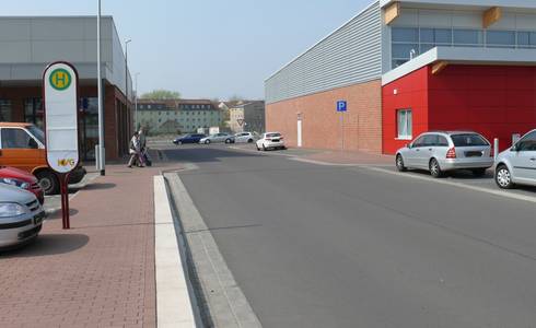 Neben den REWE-Markt an der Schillerstraße wird wieder eine Bank aufgestellt. © Stadtarchiv Neben den REWE-Markt an der Schillerstraße wird wieder eine Bank aufgestellt.