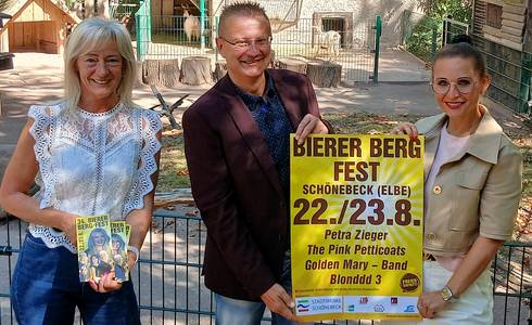 Werben gemeinsam für das Bierer Berg Fest (v.l.): Organisatorin Constanze Pohlan vom Sachgebiet Kultur und Sport, stellvertretender Oberbürgermeister Uwe Scholz und Stadtwerke-Geschäftsführerin Julia Teige. © Stadt Schönebeck (Elbe) Werben gemeinsam für das Bierer Berg Fest (v.l.): Organisatorin Constanze Pohlan vom Sachgebiet Kultur und Sport, stellvertretender Oberbürgermeister Uwe Scholz und Stadtwerke-Geschäftsführerin Julia Teige.