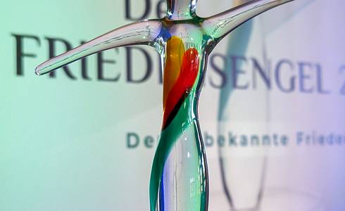 Glasfigur "Der Friedensengel". © Saskia Lotz Glasfigur "Der Friedensengel".