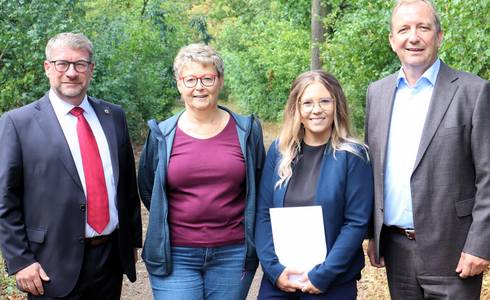 Trafen sich vor Ort in Elbenau (v.l.): Oberbürgermeister Bert Knoblauch, Mitarbeiterinnen des Salzlandkreises Andrea Wolter und Jana Elbe sowie Landrat Markus Bauer. © Stadt Schönebeck (Elbe) Trafen sich vor Ort in Elbenau (v.l.): Oberbürgermeister Bert Knoblauch, Mitarbeiterinnen des Salzlandkreises Andrea Wolter und Jana Elbe sowie Landrat Markus Bauer.