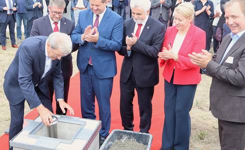 Grundsteinlegung mit (v.l.) Geschäftsführer Olaf Höhn, Oberbürgermeister Bert Knoblauch, Ministerpräsident Sven Schulze, Energieminister Armin Willingmann, Berlins Wirtschaftssenatorin Franziska Giffey und Landrat Markus Bauer. © Stadt Schönebeck (Elbe) Grundsteinlegung mit (v.l.) Geschäftsführer Olaf Höhn, Oberbürgermeister Bert Knoblauch, Ministerpräsident Sven Schulze, Energieminister Armin Willingmann, Berlins Wirtschaftssenatorin Franziska Giffey und Landrat Markus Bauer.