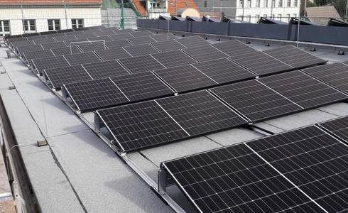 Photovoltaik auf dem Dach des Verwaltungsgebäudes, Breiteweg 12a.