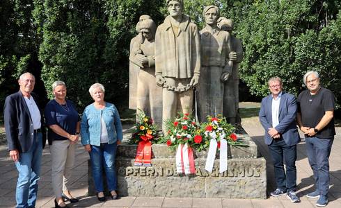 Oberbürgermeister Bert Knoblauch (2.v.r.) und die Stadträte (v.l.) Roland Claus, Cornelia Ribbentrop, Sabine Dirlich und Torsten Pillat bei der Kranzniederlegung. © Stadt Schönebeck (Elbe) Oberbürgermeister Bert Knoblauch (2.v.r.) und die Stadträte (v.l.) Roland Claus, Cornelia Ribbentrop, Sabine Dirlich und Torsten Pillat bei der Kranzniederlegung.
