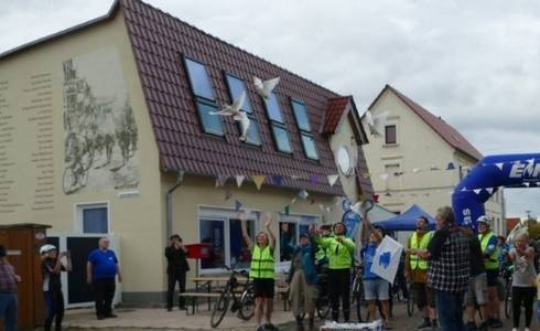 Am Ende werden Weiße Tauben als Friedenssymbol fliegen gelassen. © Veranstalter Am Ende werden Weiße Tauben als Friedenssymbol fliegen gelassen.