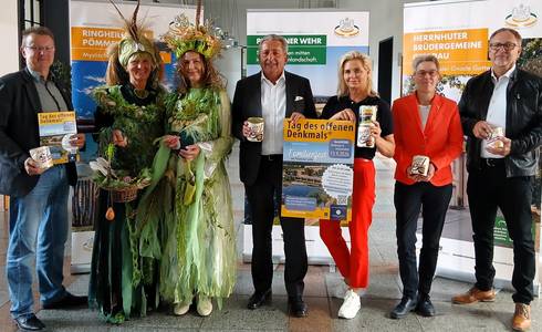 Werben gemeinsam für das Familienfest am Pretziener Wehr (v.l.): Uwe Scholz, stellvertretender Oberbürgermeister der Stadt Schönebeck (Elbe), die Elbauenfeen, Landtagspräsident Dr. Gunnar Schellenberger, Antje Mandelkow von Kelles Suppenmanufaktur, LHW-Direktorin Martina Große-Sudhues und Ulf-Peter Freund vom Weltkulturerbeverein.