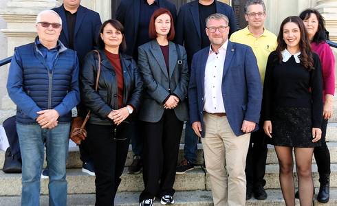 Teilnehmer des Dreibrückenlaufs aus den Schönebecker Partnerstädten wurden im Rathaus empfangen. © Stadt Schönebeck (Elbe) Teilnehmer des Dreibrückenlaufs aus den Schönebecker Partnerstädten wurden im Rathaus empfangen.