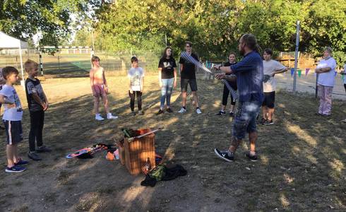 Ronald Walkoff, genannt Gaukler Syri, zeigte den angehenden Feuer - Künstlerinnen und Künstlern die sogenannten &#34;Basics&#34; der Jonglage und führt nun in mehreren Workshops die Kids in die Kunst des Jonglierens ein.