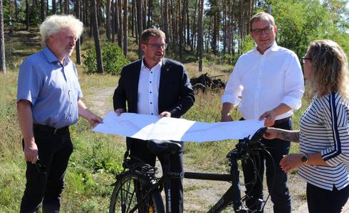 Foto v.l.n.r: Frithjof Meussling, Bert Knoblauch, Markus Bauer, Jana Reichmann im Gespräch und beim Betrachten der Bauunterlagen