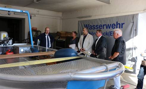 Foto: Rundgang durch das Gerätehaus der Wasserwehr