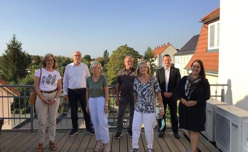 (Foto: v.l.n.r: Reinhild Lehmann, Dirk Michaelis, Elisabeth Hoppe, Dieter Thiel (für Melanie Dürichen), Karin Deliga, Matthias Zander, Dorothée Vatterott mit Abstand auf dem Balkon der SWB)