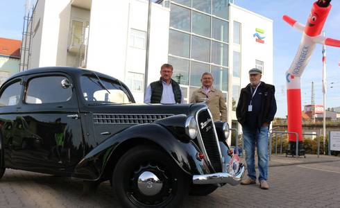 (Foto: Bert Knoblauch, Friedrich Husemann , Helmut Marx hinter einem 80 Jahre alten Skoda Popular 1100 OHV von Besitzer Stephan Spandau.