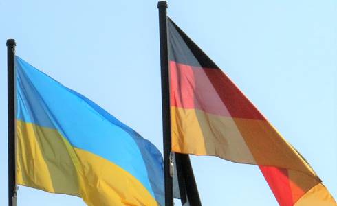 Ukraine-Fahne und Deutschland-Fahne vorm Rathaus Schönebeck (Elbe)