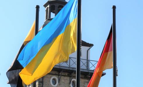Ukraine Fahne Salzturm Rathaus