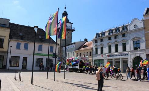 Regenbogenfahnen wehen in Schönebeck