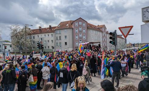 Regenbogenfahnen wehen in Schönebeck