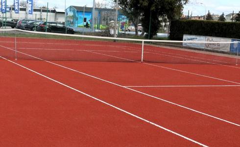 leerer tennisplatz blau weiß