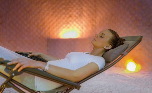Relaxen in der Totes Meer-Salzgrotte