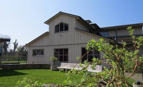 Ansicht des Schausiedehauses im Frühling