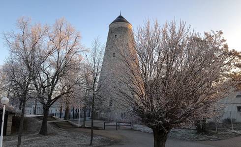 Soleturm hinter winterlichen Bäumen