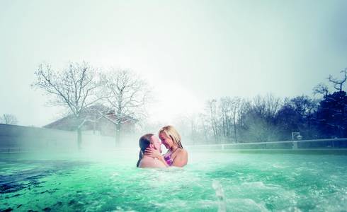 Solequell Außenbecken badendes Paar im Winter