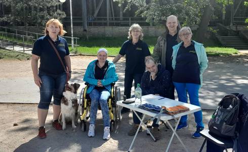 2 rolli parcours und steppbrett am stand der selbsthilfegruppe schicksalskinder