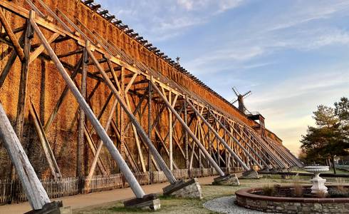 Gradierwerk bei Sonnenaufgang im Herbst © SOLEPARK Kurpark im Herbst