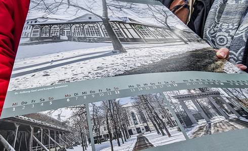 ÖSA-Kalender an Betriebsleiterin Sibylle Schulz übergeben