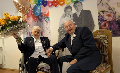Erna und Horst Mogge feiern Gnadenhochzeit © Stadt Schönebeck (Elbe) Nach 70 Ehejahren sind zwei 95-Jährige immer noch im Liebesglück
