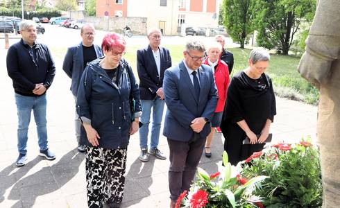 Oberbürgermeister Bert Knoblauch, Stadtratsvorsitzende Cornelia Ribbentrop und weitere Stadtratsmitglieder gedenken zum Tag der Befreiung.