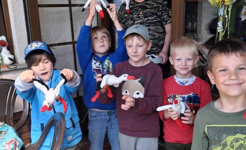 Kita Pretzien zu Gast im "Storchennest". © Stadt Schönebeck (Elbe) Kinder präsentieren Plüschtiere.