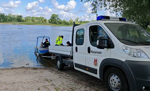 Das Boot wird auf einem Hänger ins Wasser geschoben.