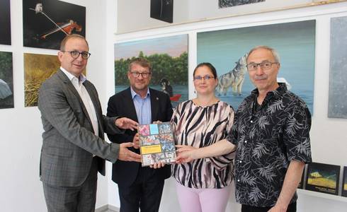 Stiftung der ehemaligen Kreissparkasse Bernburg unterstützt Künstlermonografie Christof Grüger © Stadt Schönebeck (Elbe) Landrat, Oberbürgermeister, Autoren