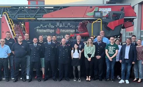 Die Geehrten der Stadtteilwehr Schönebeck (Elbe). © Stadt Schönebeck (Elbe) Feuerwehrmänner und -frauen stehen vor einem Feuerwehrauto.