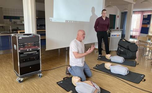BU: Dr. med. Karl-Heinz Binias und Andreas Mitrasch zeigten den Teilnehmenden die drei wichtigsten Eckpunkte der Wiederbelebung: Prüfen, Rufen, Drücken.