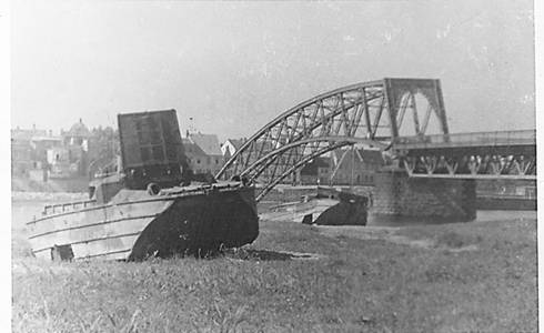 Zwei amerikanische Amphibienfahrzeuge (GMC DUKW, "Duck") auf der Grünewalder Seite. Im Hintergrund die zerstörte Elbbrücke“, 1945. © Stadtarchiv Schönebeck (Elbe) Zwei amerikanische Amphibienfahrzeuge (GMC DUKW, "Duck") auf der Grünewalder Seite. Im Hintergrund die zerstörte Elbbrücke“, 1945.