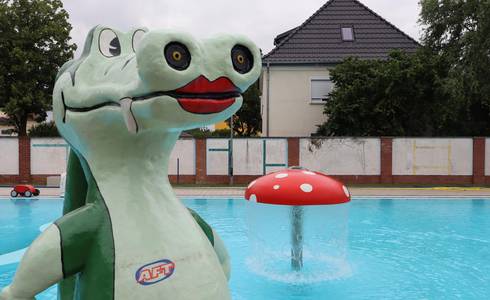 Ein Wasserspeier im Aussehen eines großen freundlichen Krokodils.